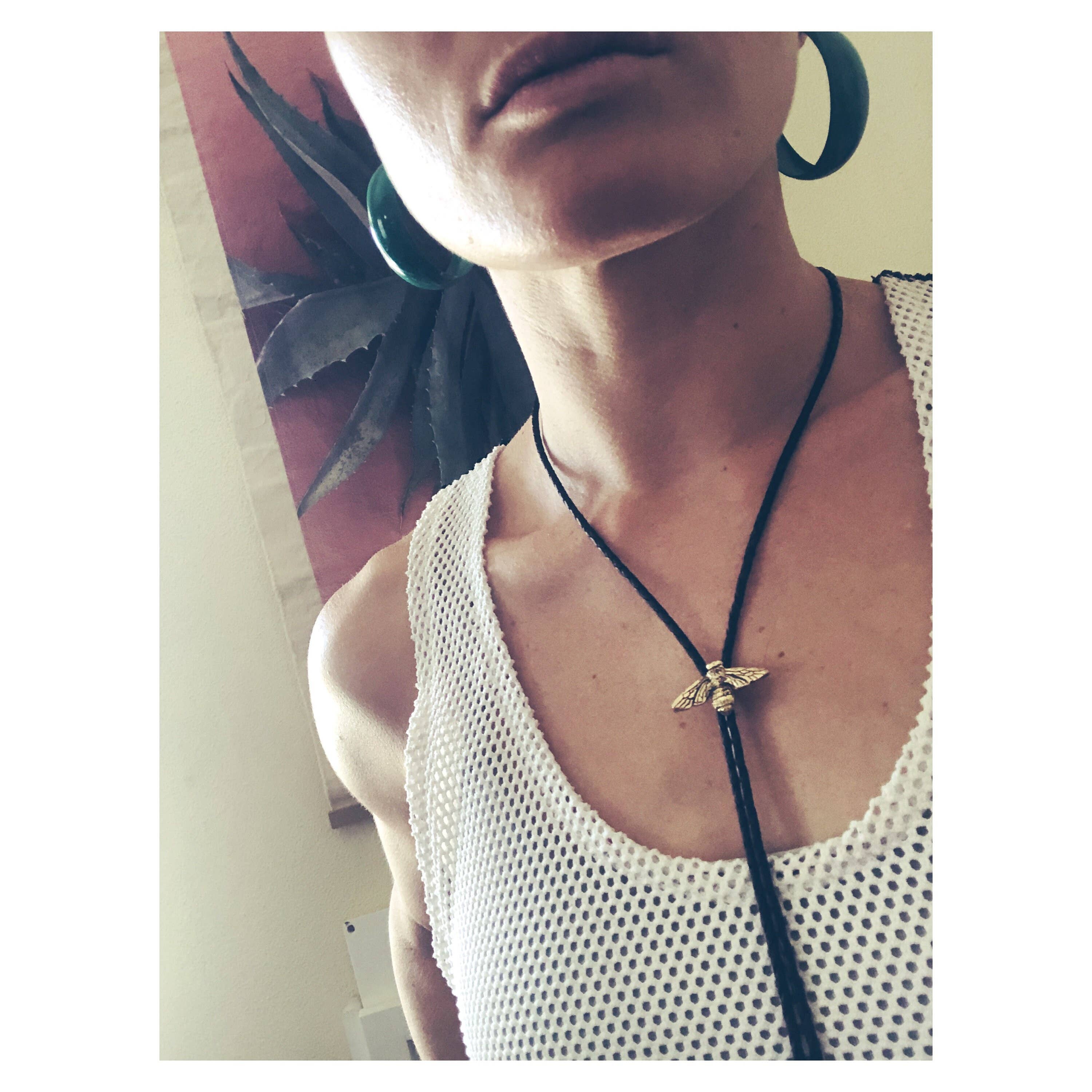 HELIOTROPE – Colar de tecido por atacado – Gravata Bolo Abelha1