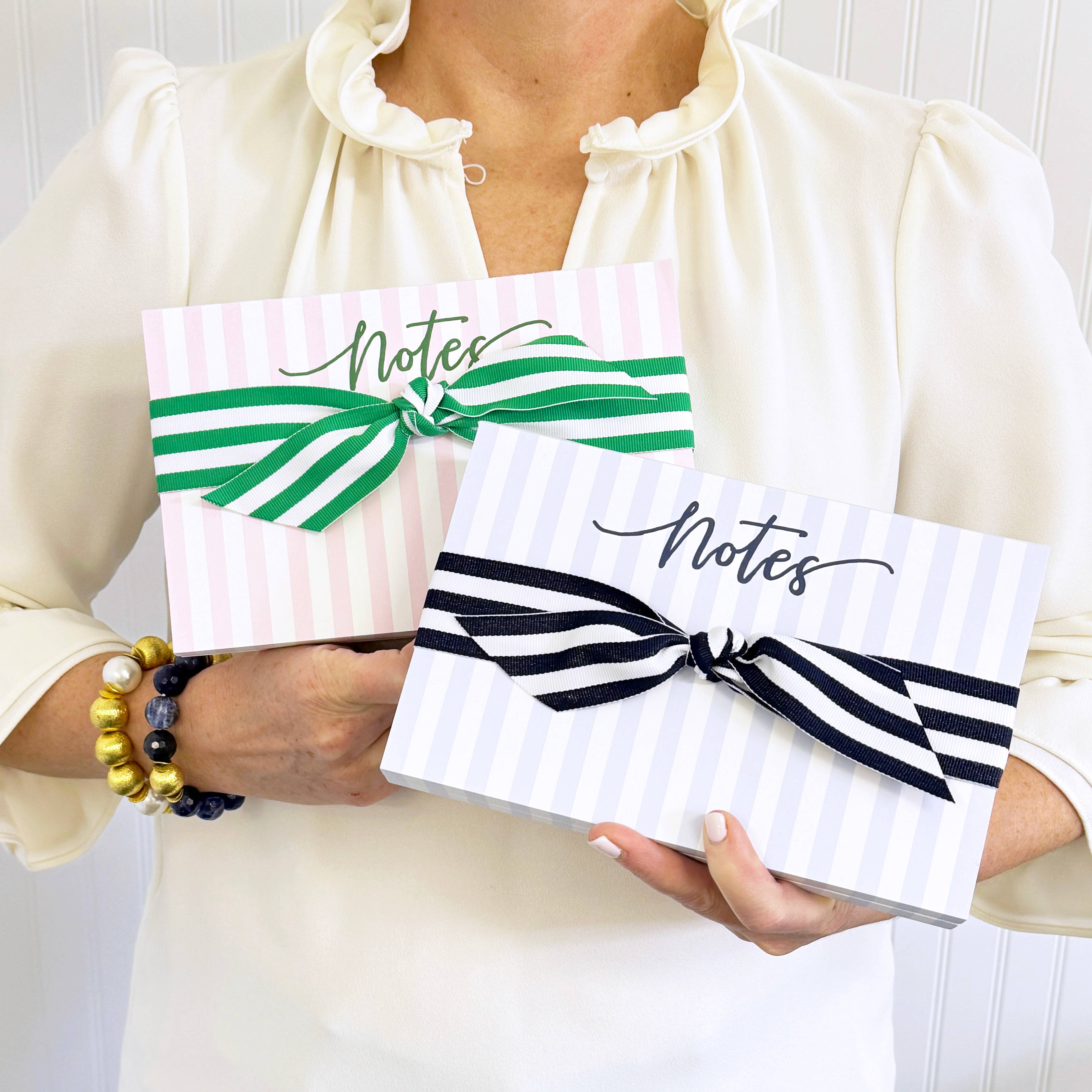 WH Hostess Social Stationery – Engroshandel Notesblok – På lager 8,5x5,5 Cabana Stripe "Notes" Bloknotat | Blå1