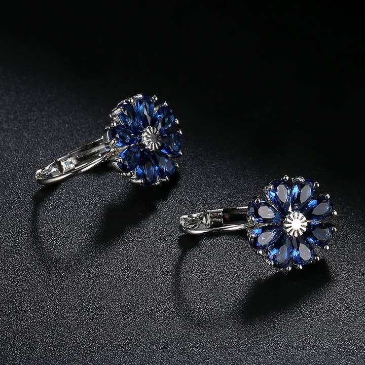 Boucles d'oreilles pendantes à levier avec fleurs multicolores et saphir ornées de cristaux pour la vente par Amy and Annette