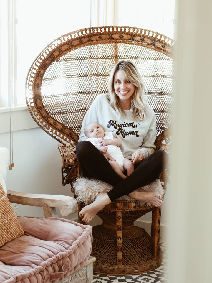 Chandail magique Mama Crew pour la vente par KLSD