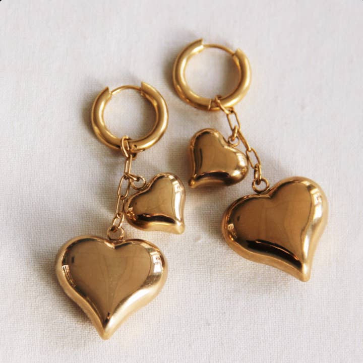 Oorbellen van roestvrij staal met ketting en massieve harten voor wholesale door Bazou