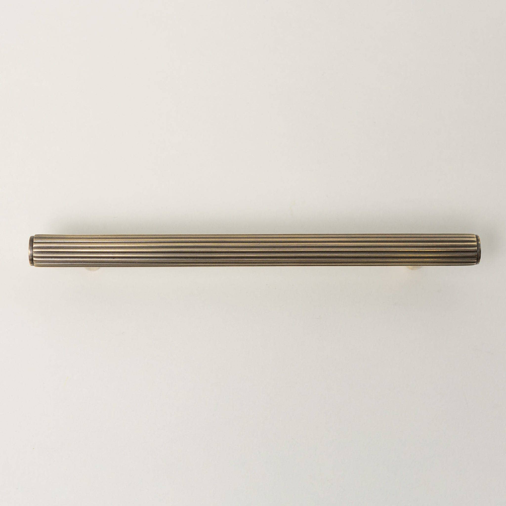 Brass bee – wholesale Knob/pull – Solid Brass Straight Knurled Kitchen Pull Handles & Knobs - Antique Brass Finish1