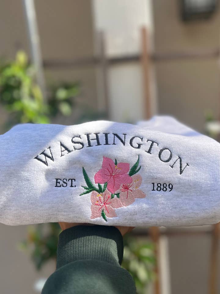 Felpa ricamata con fiore dello Stato di Washington: Rododendro per la vendita all'ingrosso da parte di Poppy Bloem