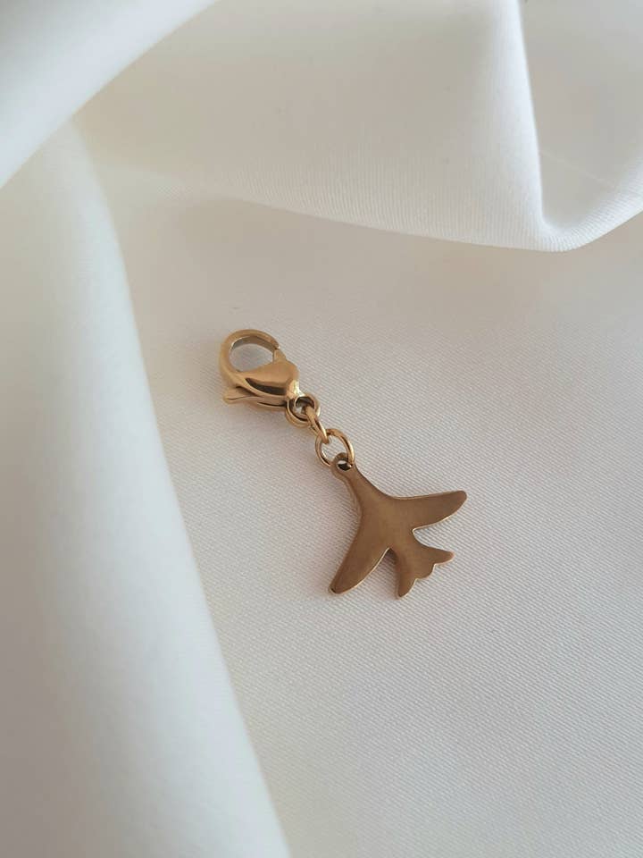 Flygplansberlock i guld för wholesale av LAUVEA BOUTIQUE