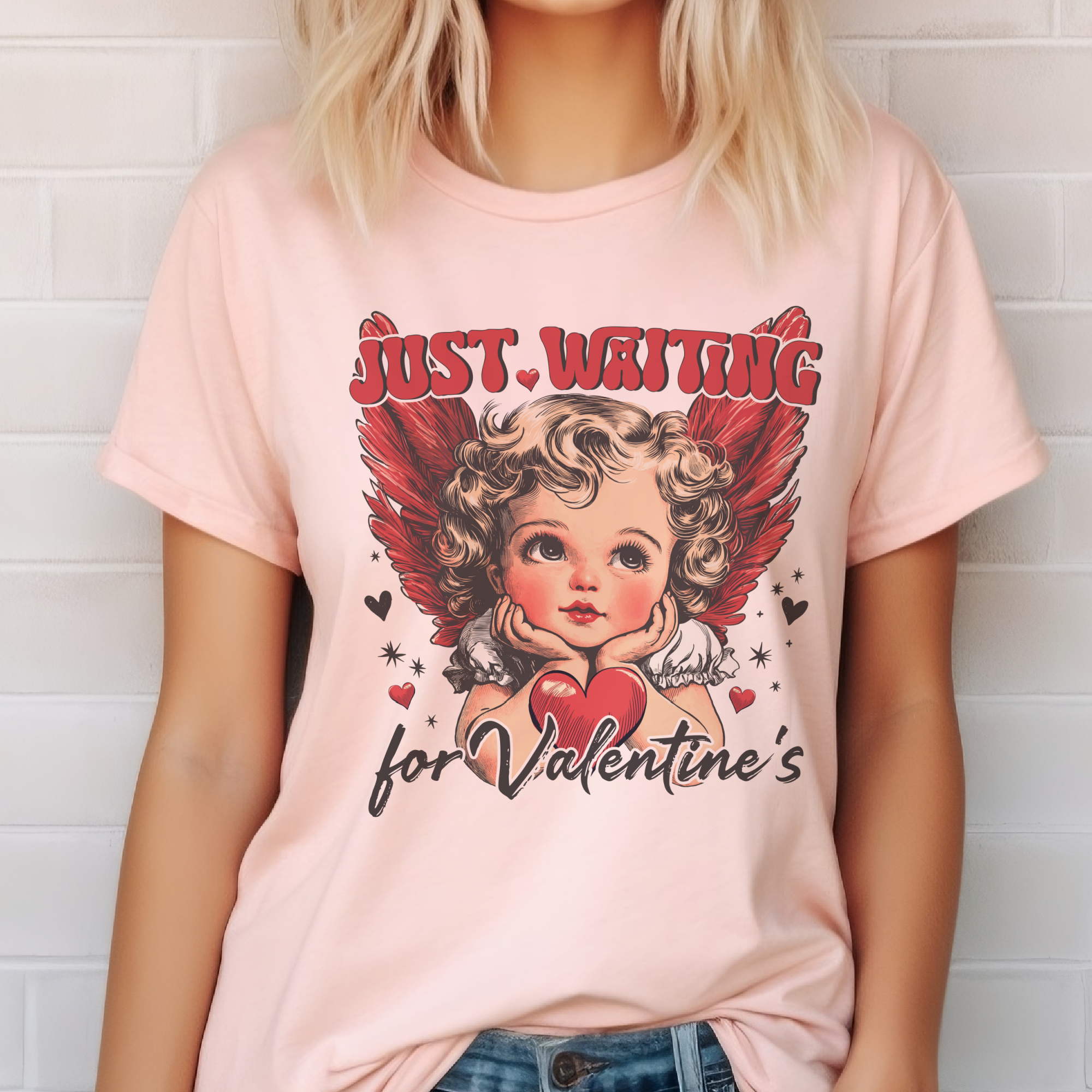 Par.tees by Party On! - Venta al por mayor Camiseta estampada - Unisex - Camiseta gráfica vintage de amor retro esperando a Cupido de San Valentín2