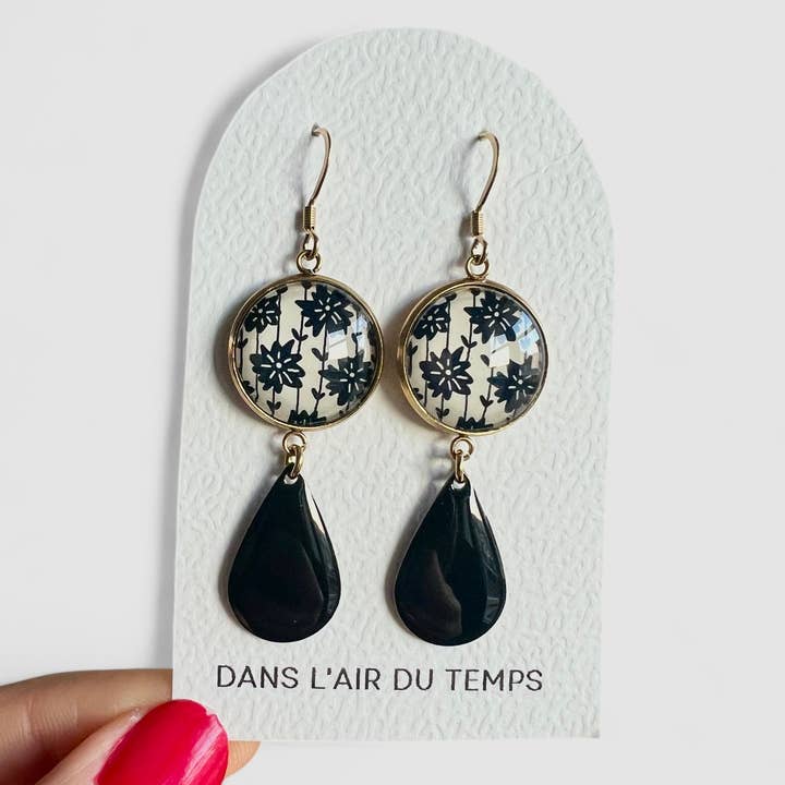 BOUCLES D'OREILLES pendantes fleurs noires et blanches, émail noir, finition dorée ou argentée pour la vente par Dans l'Air du Temps Bijoux