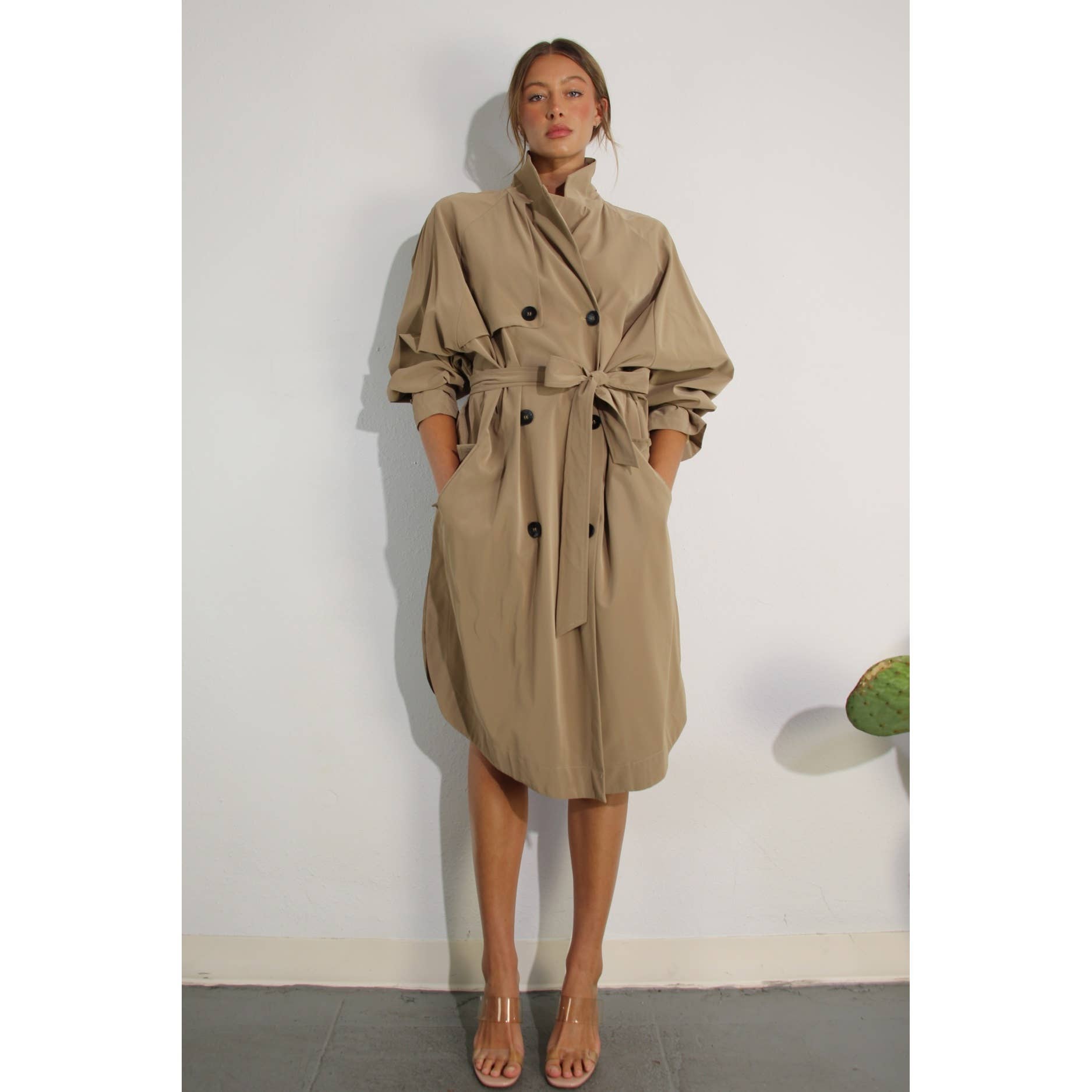 KHAKI TRENCHCOAT I KONSTLÄDER DUK för wholesale på Faire14