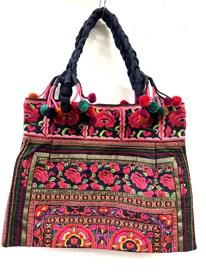 BORSA IN TESSUTO RICAMATA CON FIORI E POM POM per la vendita all'ingrosso da parte di Ricki designs