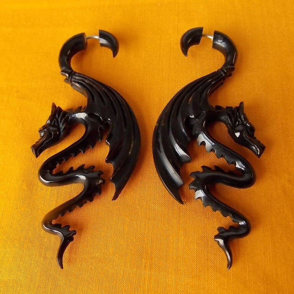 Dalfiya - Vendita all'ingrosso Orecchini pendenti - Orecchini a forma di drago intagliato, finto calibro, nero, stile gotico1