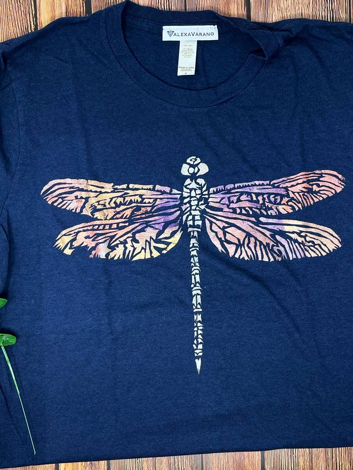 T-shirt ras du cou en bambou peint à la main libellule pour la vente par Third Wolf Designs