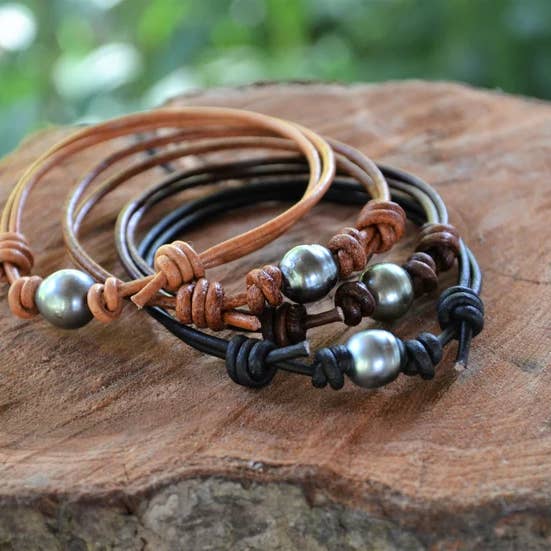 Unisex-Armband mit echter tahitianischer Perle auf rundem Leder, verstellbar für den Großhandel von JewelryByYevga