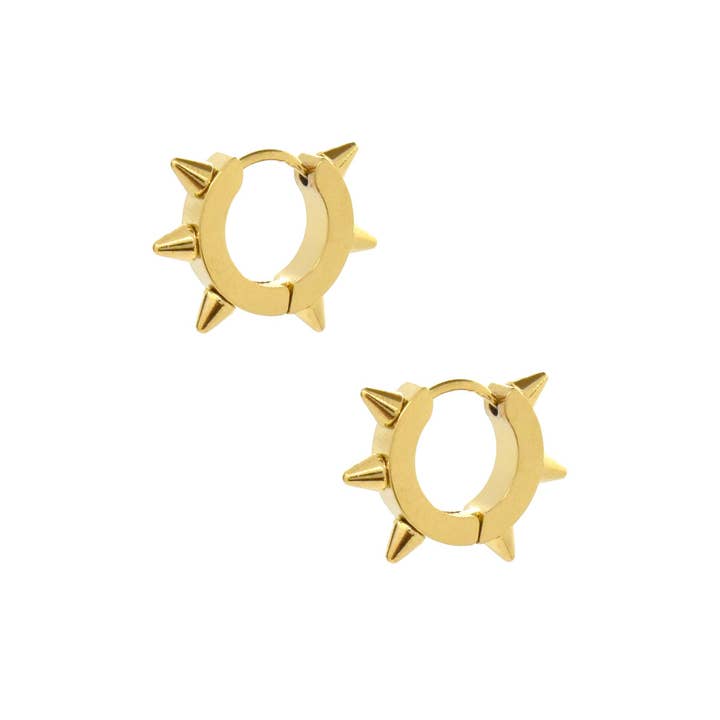 CHANTEL SPIKE GOLD HUGGIE EARRINGS för wholesale av MAI DESIREE