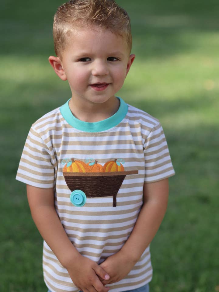 Posh Pickle – Großhandel T-Shirt – Kinder – Pumpkin Harvest Strickhemd für Jungen, hellbraun, gestreift, mit Kürbis-Schubkarren-Applikation