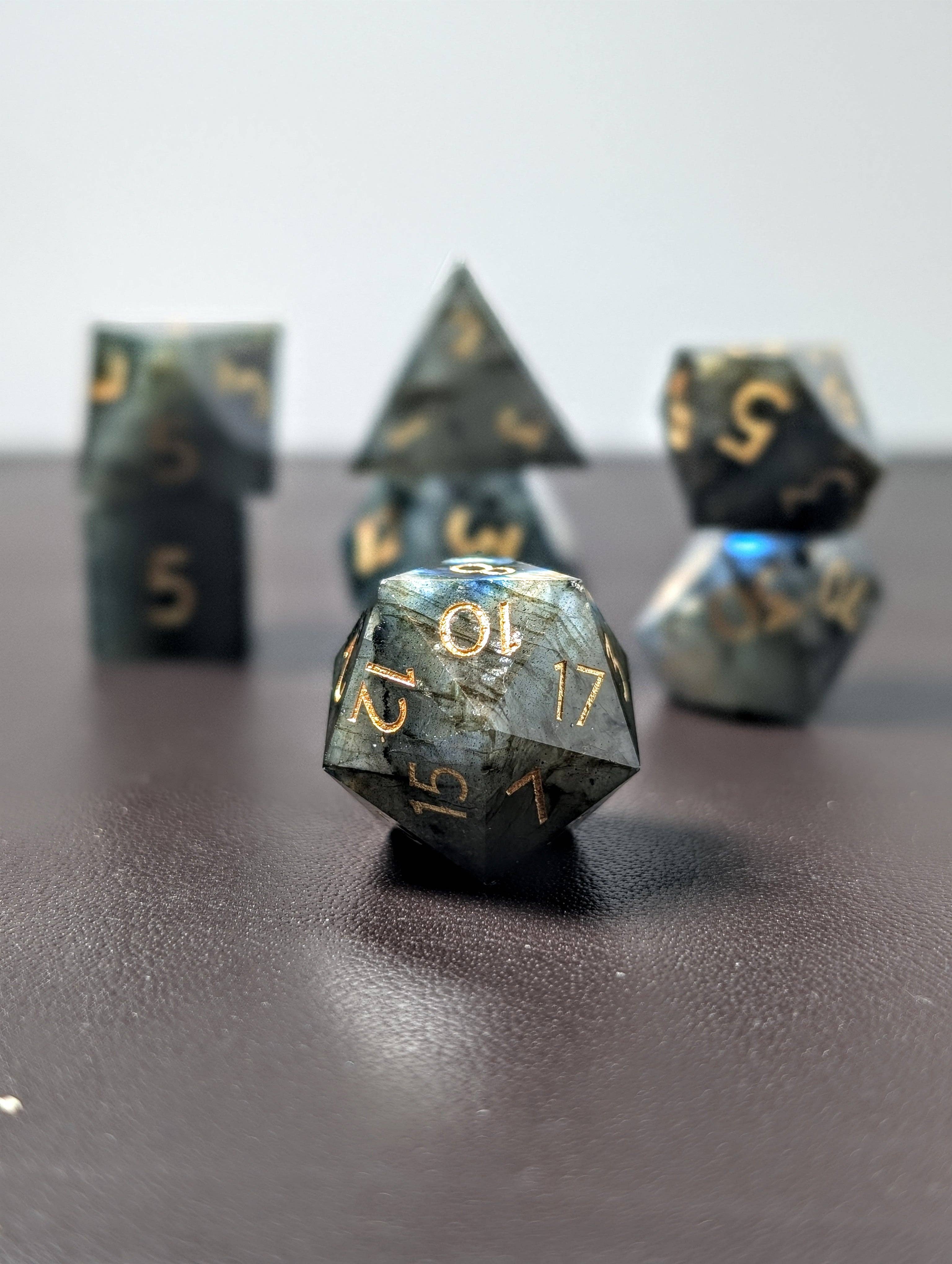 EBONWOOD – wholesale Tärning – Labradorit - 7-delars tärningsset i ädelsten1