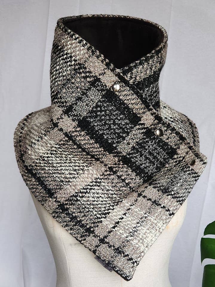 Snap Cowl-Basique Gris à Carreaux pour la vente par Grandma Skills