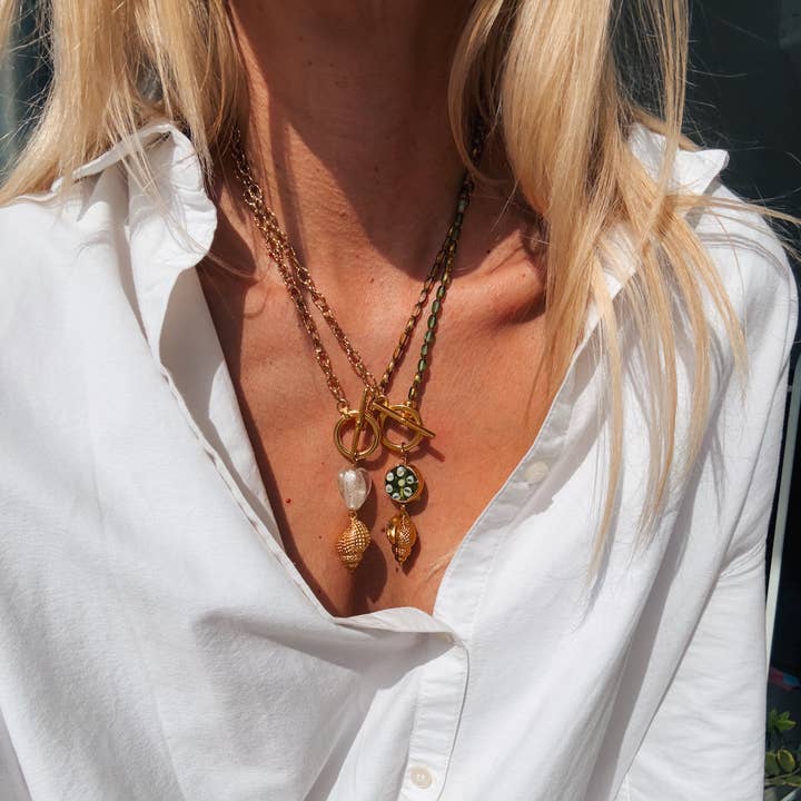 Goupi - Wholesale Beaded/pearl necklace - Gold shell statement necklace in green and beige3