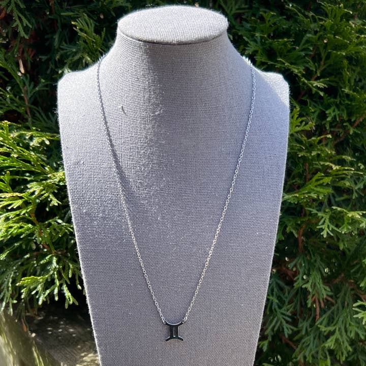 Tvilling - Stjernetegn Symbol Halskæder - Delikat - Stål for engroshandel hos Earth Star Healing Collective