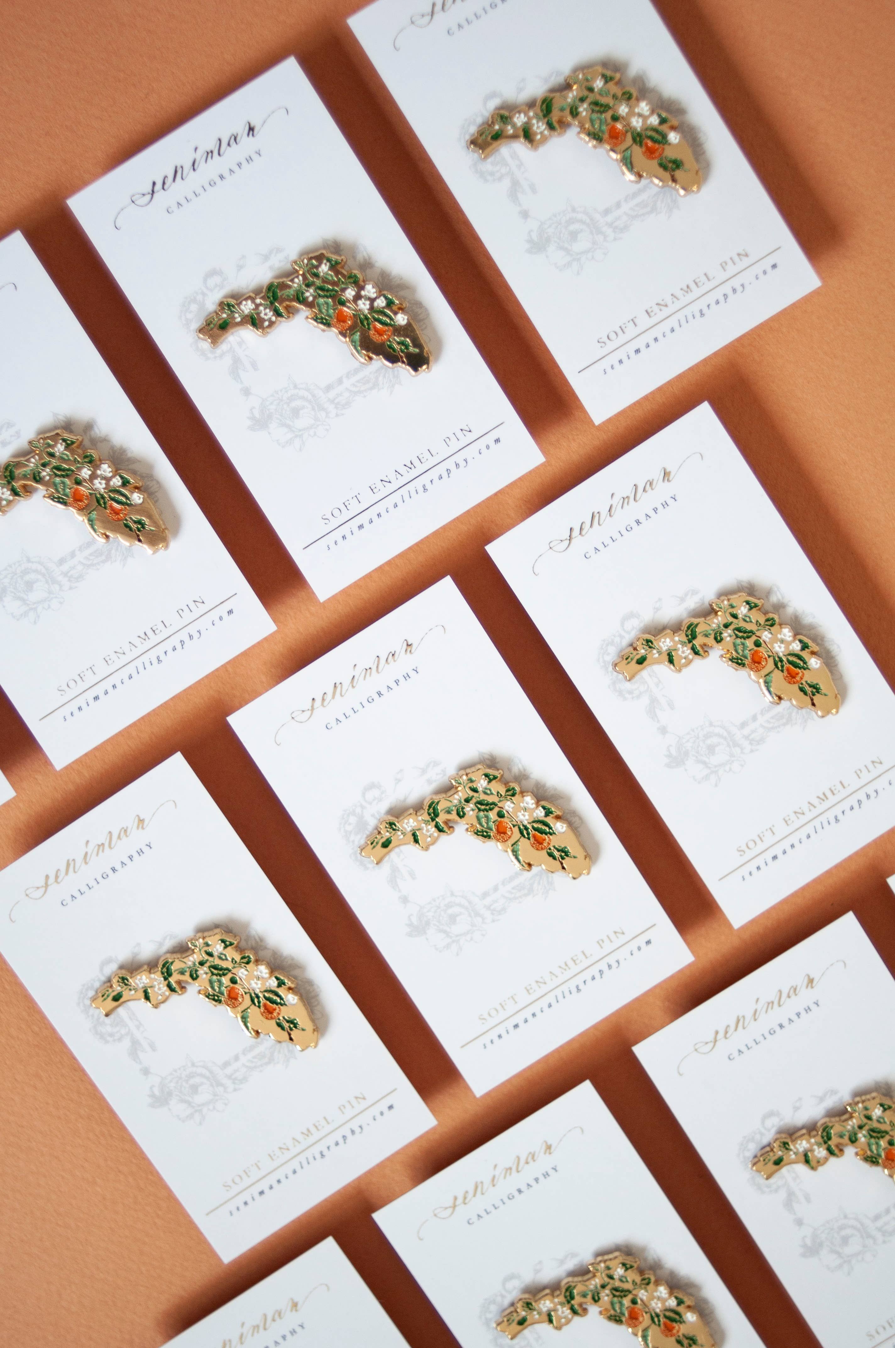 Seniman Calligraphy – Alfinete/botão de lapela por atacado – Pin Esmalte Florida Laranjeira Florida0