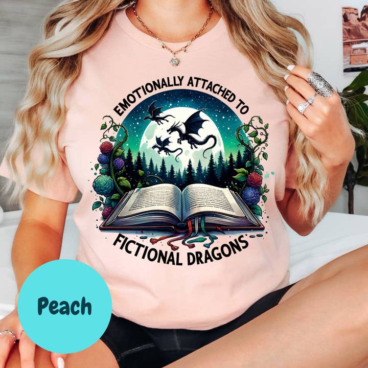 Emotional an fiktive Drachen gebundenes Shirt – Fantasy-Buchliebhaber T-Shirt – Buntes Drachenleser-Shirt – Romantasy Grafik-Tee – BookTok Geschenk-Shirt für den Großhandel von Purely Bookish
