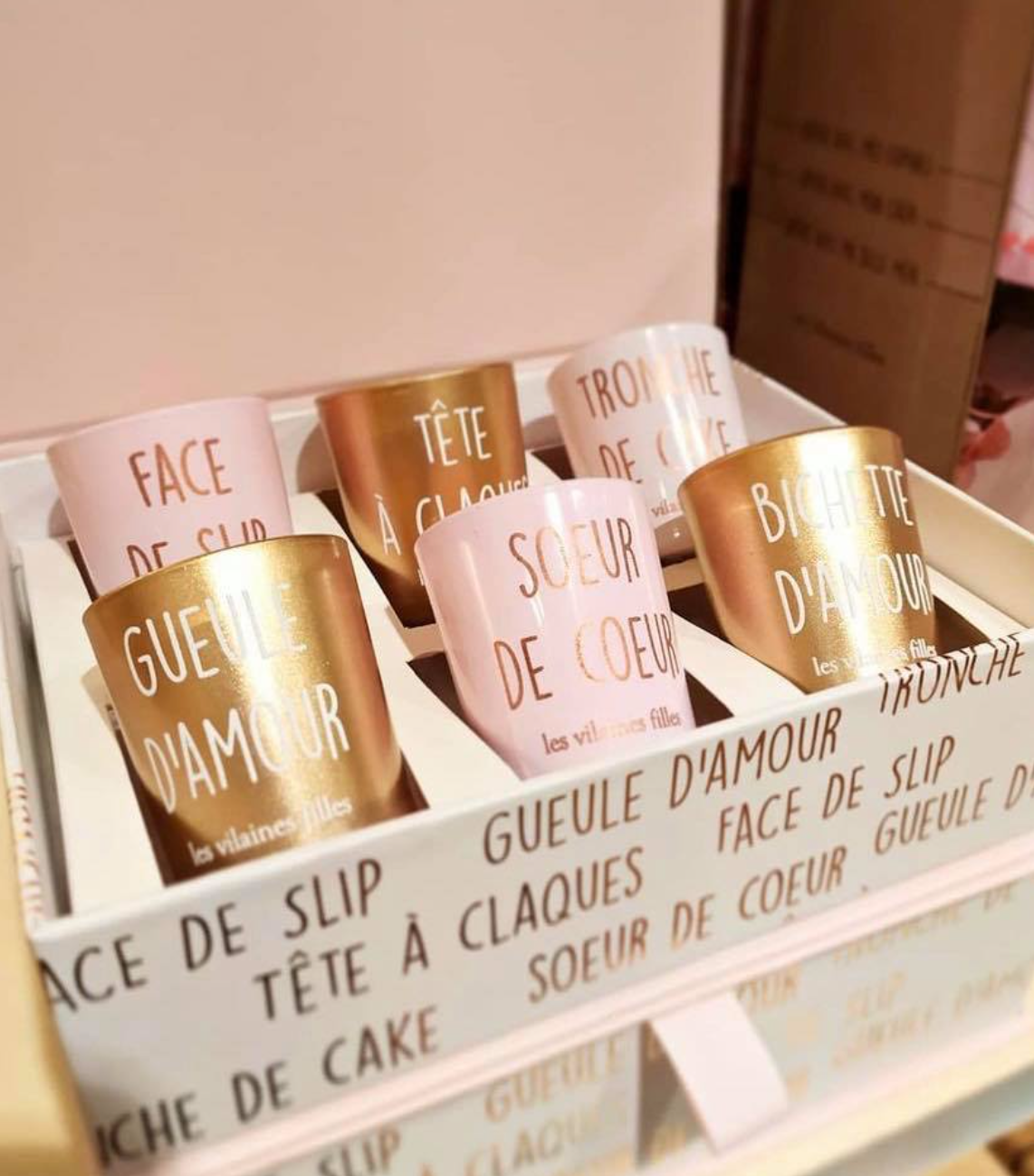 Les Vilaines Filles – Großhandel Kerze im Glas / gefüllte Kerze – Set mit 6 Duftkerzen „Süße Wörter“2