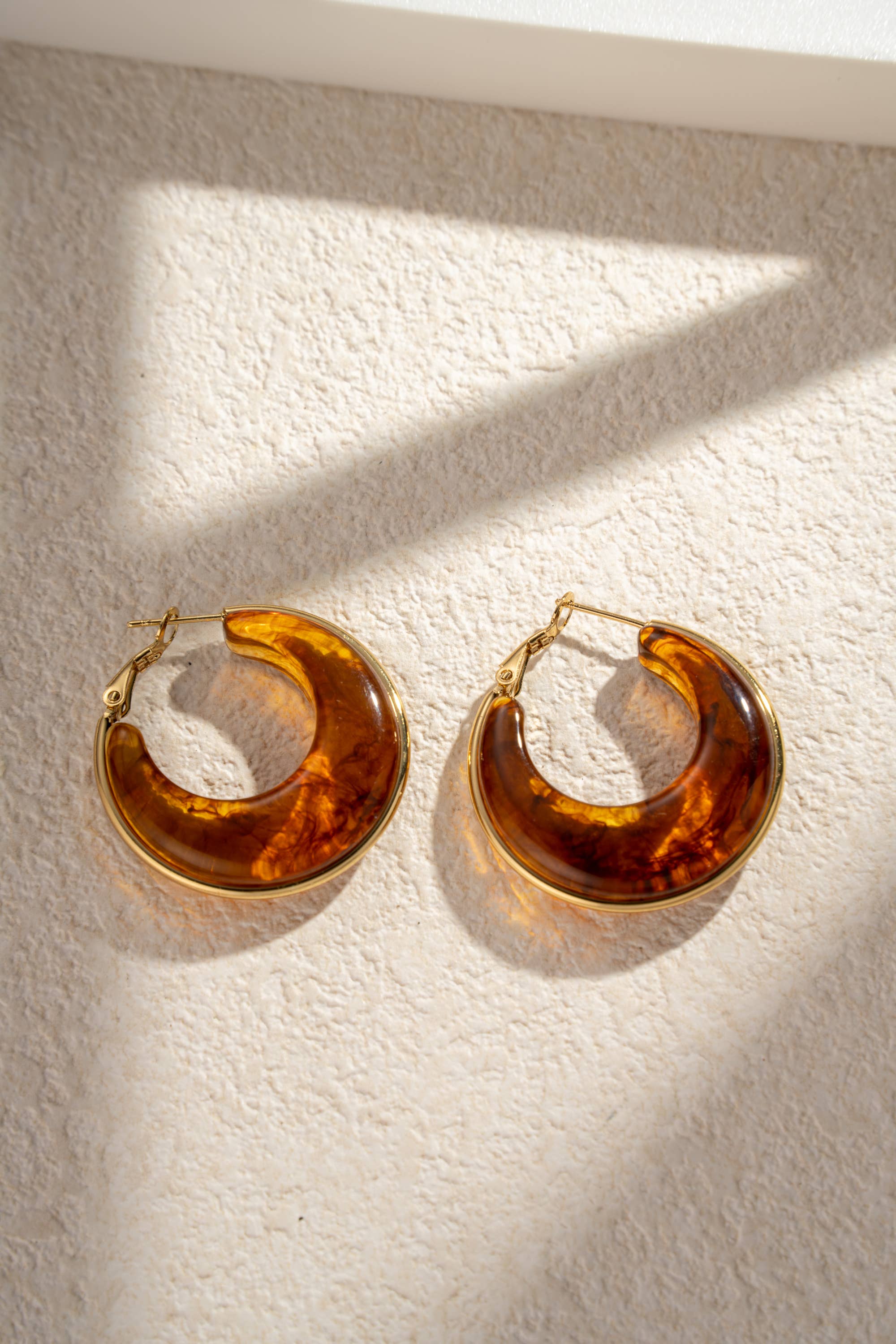 COSMOS – Großhandel Hoops – Marmorharz-Creolen Edelstahl Eleganz Natur0