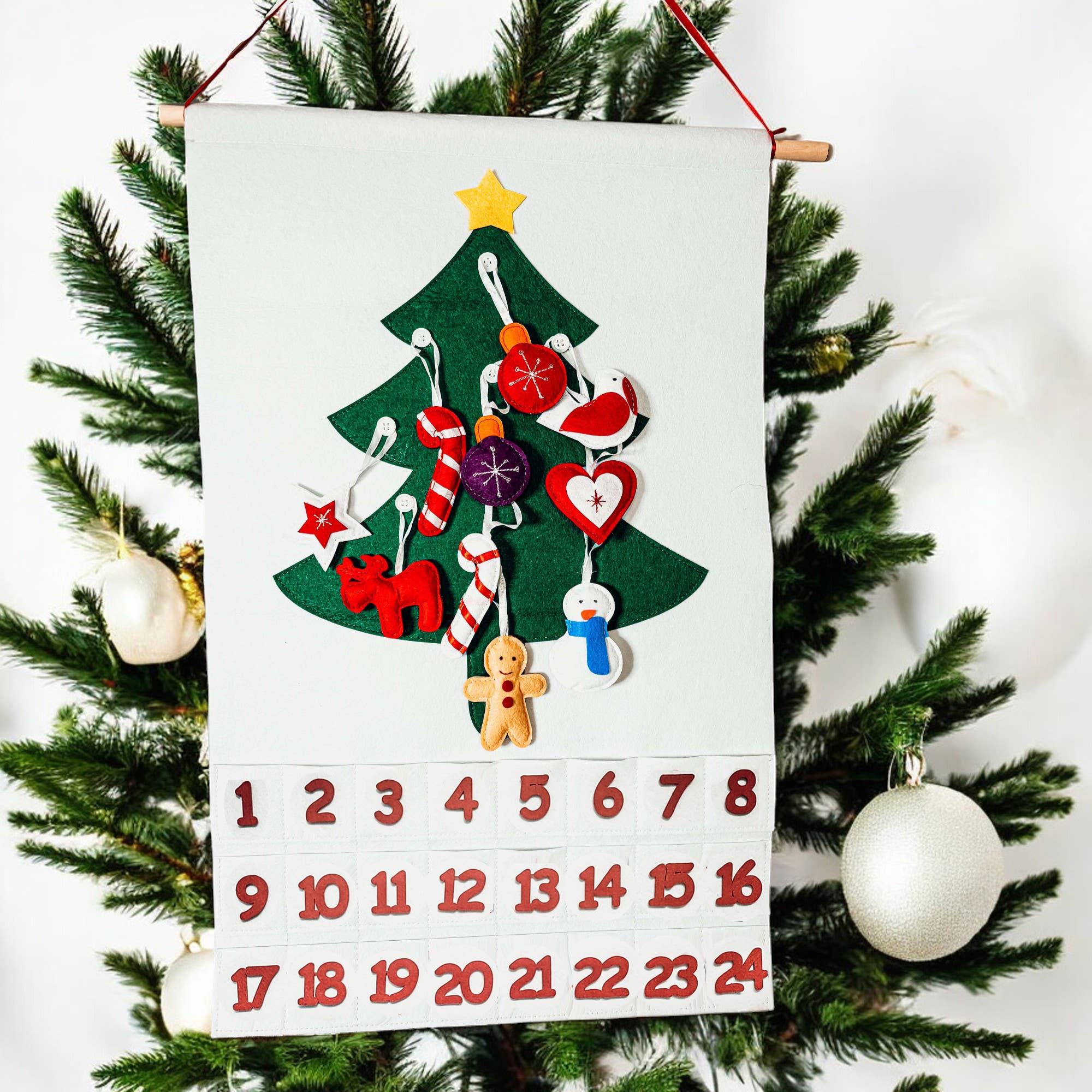 Gia Roma – Großhandel Adventskalender – Wiederverwendbarer Adventskalender aus Filz mit hängenden Plüschornamenten19