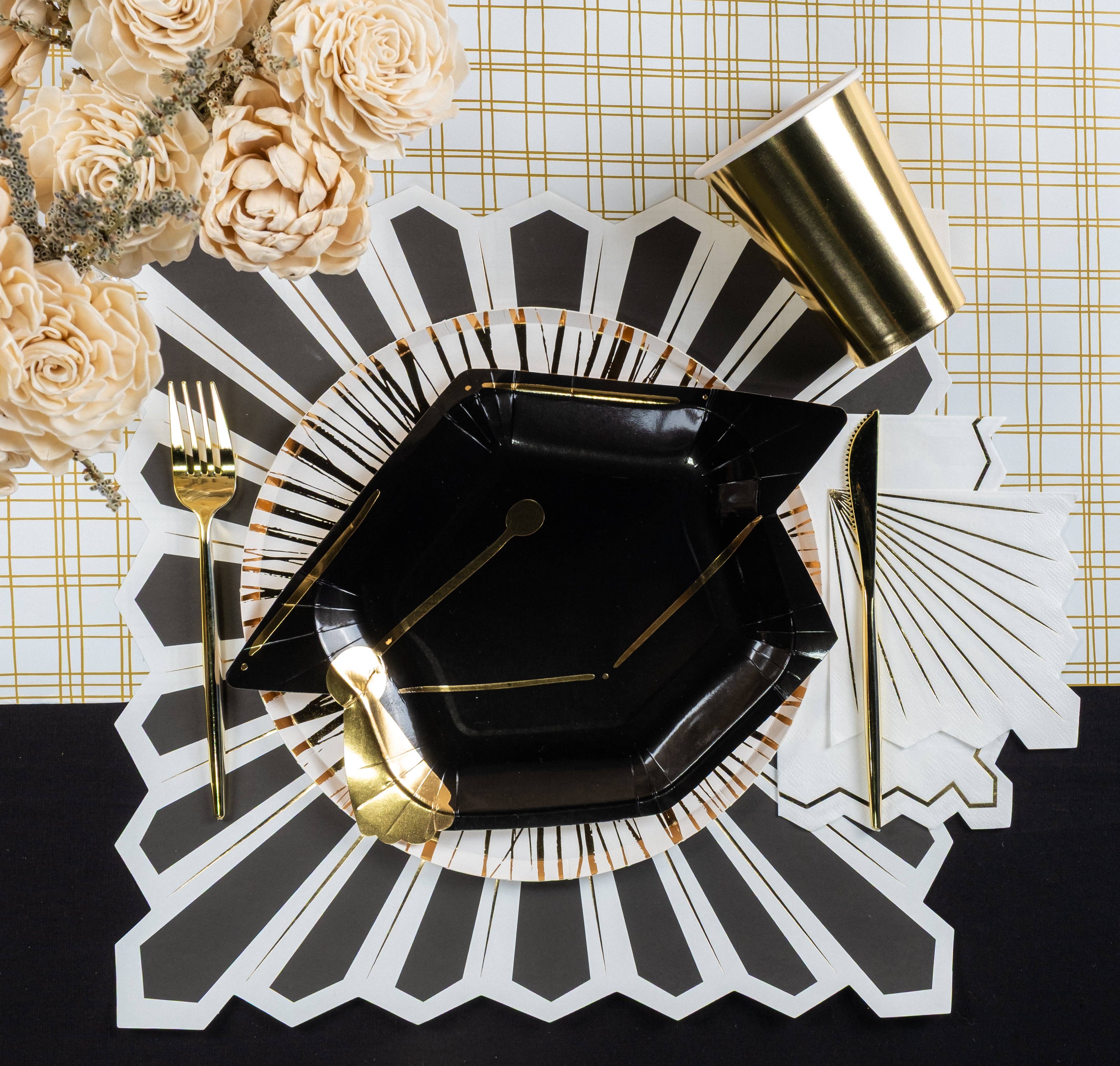 Gatherings by Curated Paperie - Venta al por mayor Mantelito desechable - MCL23-PL9- Mantel de Papel Chic de Celebración Negro con Foil Dorado1