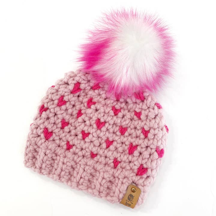 Bonnet Shocking Love. Bonnet rose. Tuque Tiny Hearts. pour la vente par I’m in the Loop