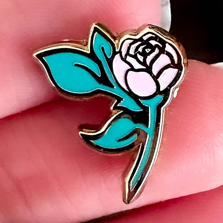 Pino Mini de Esmalte Duro Rosa Marvelous Manor Dourado por atacado de Keely Studios