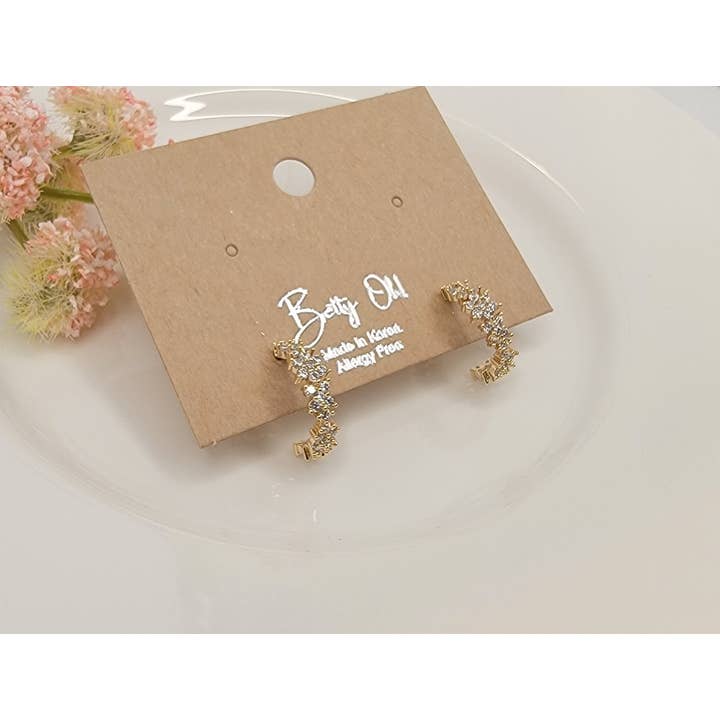Boucles d'oreilles créoles en forme de mini-fleurs pour la vente par BETTYOH INC