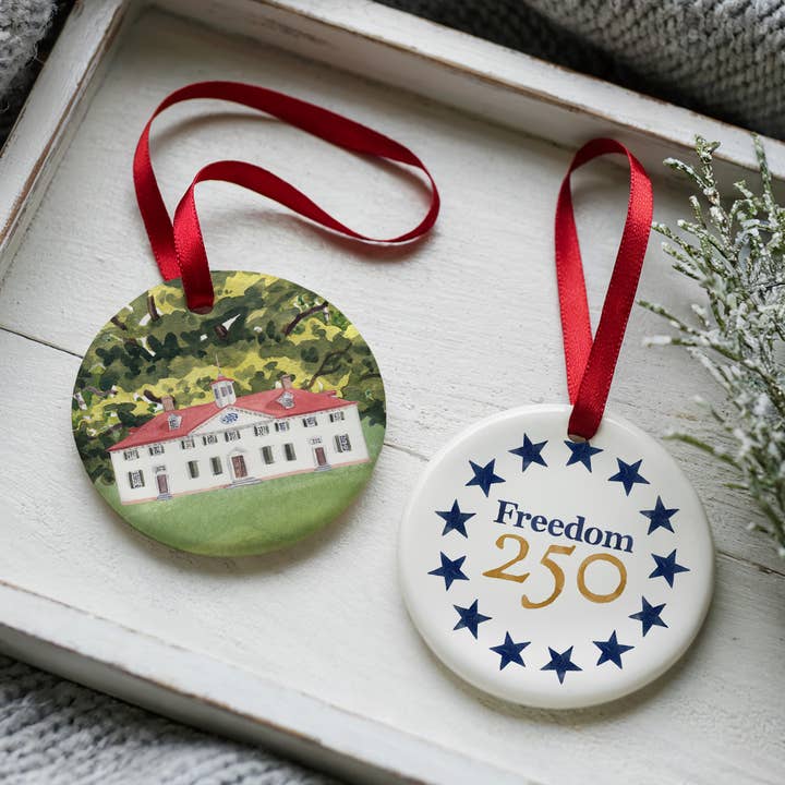 Ornamento de Doble Cara Freedom250® Mount Vernon con Caja de Regalo para venta al por mayor de The Muddy Dog