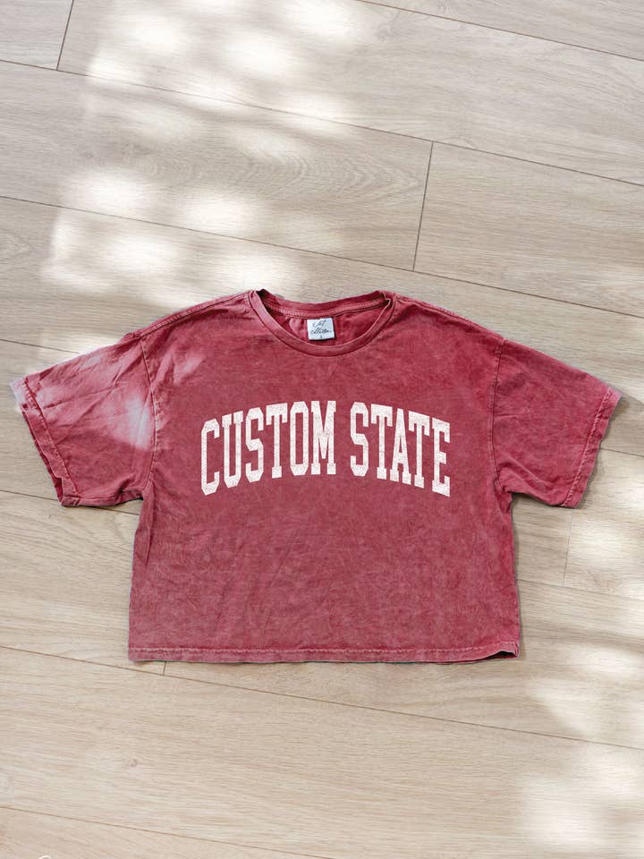 Top graphique court en métal minéral CUSTOM STATE pour la vente par OAT COLLECTIVE