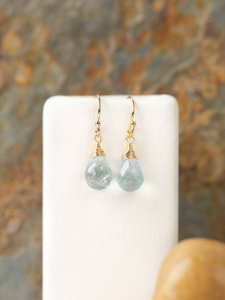 Boucles d'oreilles simples en or avec aigue-marine, pierre de naissance de mars pour la vente par Anne Vaughan Designs Jewelry