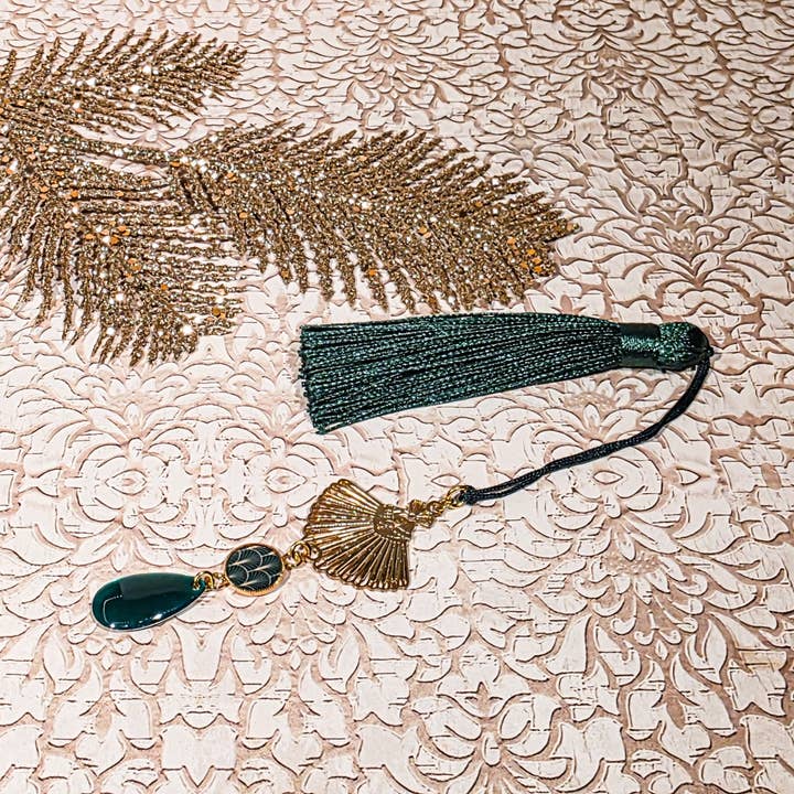 Resin flower book bookmarks with green sequin tassel art deco for wholesale by Lydée Déco