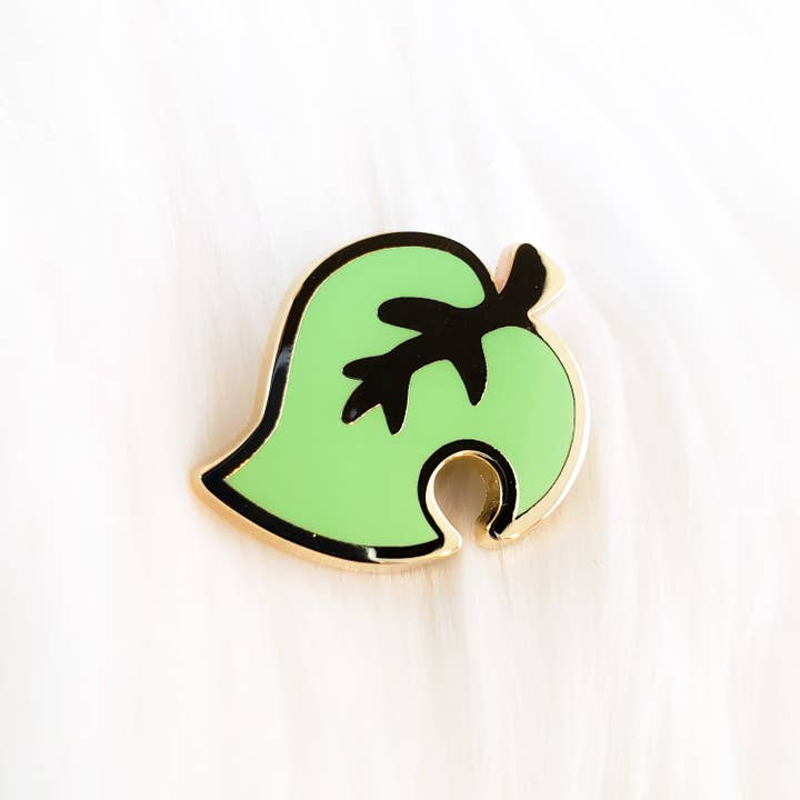 Broche en émail feuille pour la vente par Bonnies Lab