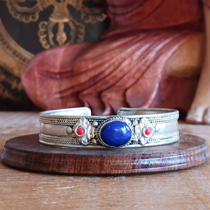 Brazalete nepalí hecho a mano con piedra de lapislázuli para venta al por mayor de Buddha-Buddha