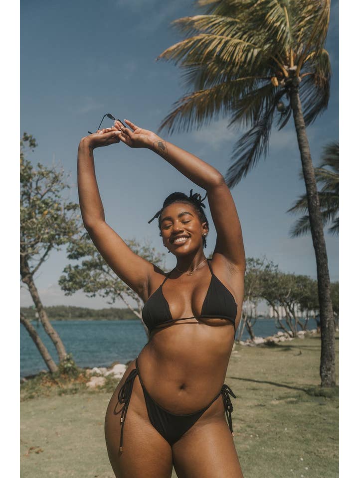 Pure Bliss Bikinis – wholesale Bikiniöverdelar – Dam – Coron String BikIni Topp - Svart Rib2