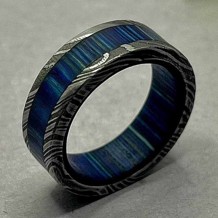 Bague de mariage pour homme en acier de Damas, anneau avec doublure bleu océan, bague de promesse pour homme, bague de fiançailles pour homme, alliance pour homme. pour la vente par RustyStudioUSA