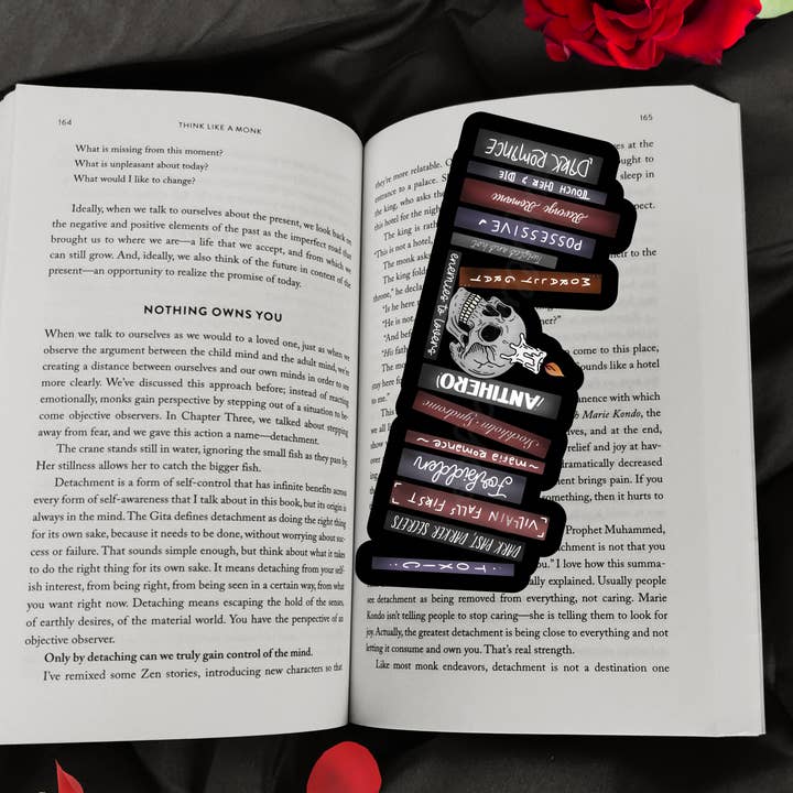 Dunkle Romantik-Tropen Bücher und Lesezeichen aus Karton mit Totenkopf. für den Großhandel von Awfullynerdy.co