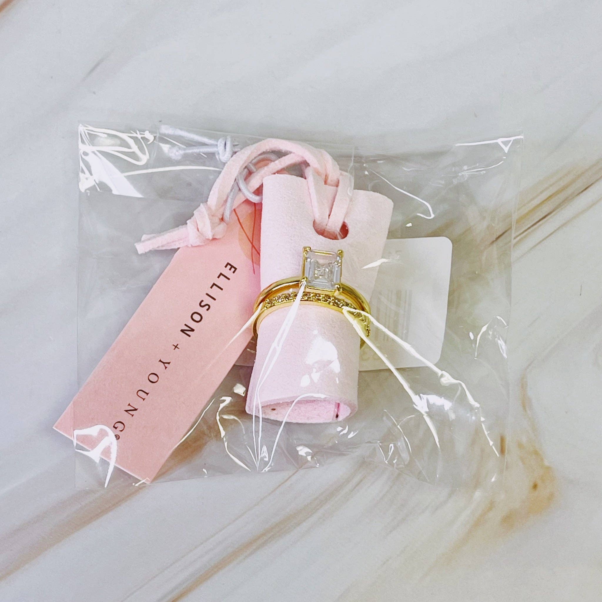 Ellison+Young - Vente Parures de bijoux - Lot de 2 bagues solitaires taille émeraude6