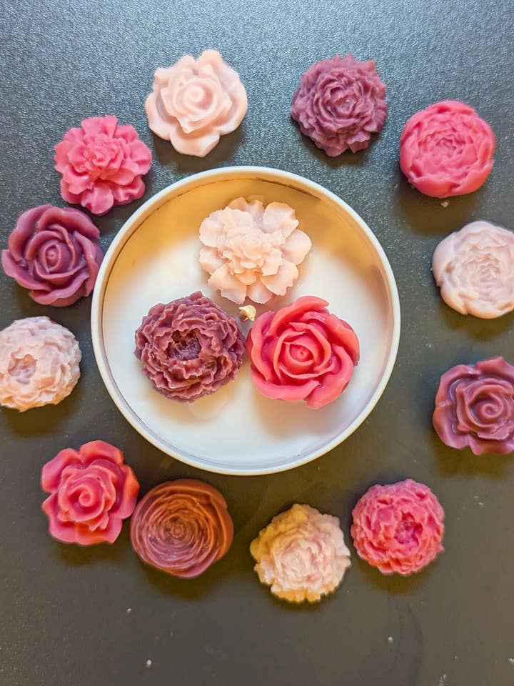 Duftlys med varm æbletærte – Sugar Fleur luksusdåse (180g) for engroshandel hos Oh Sweet Candles