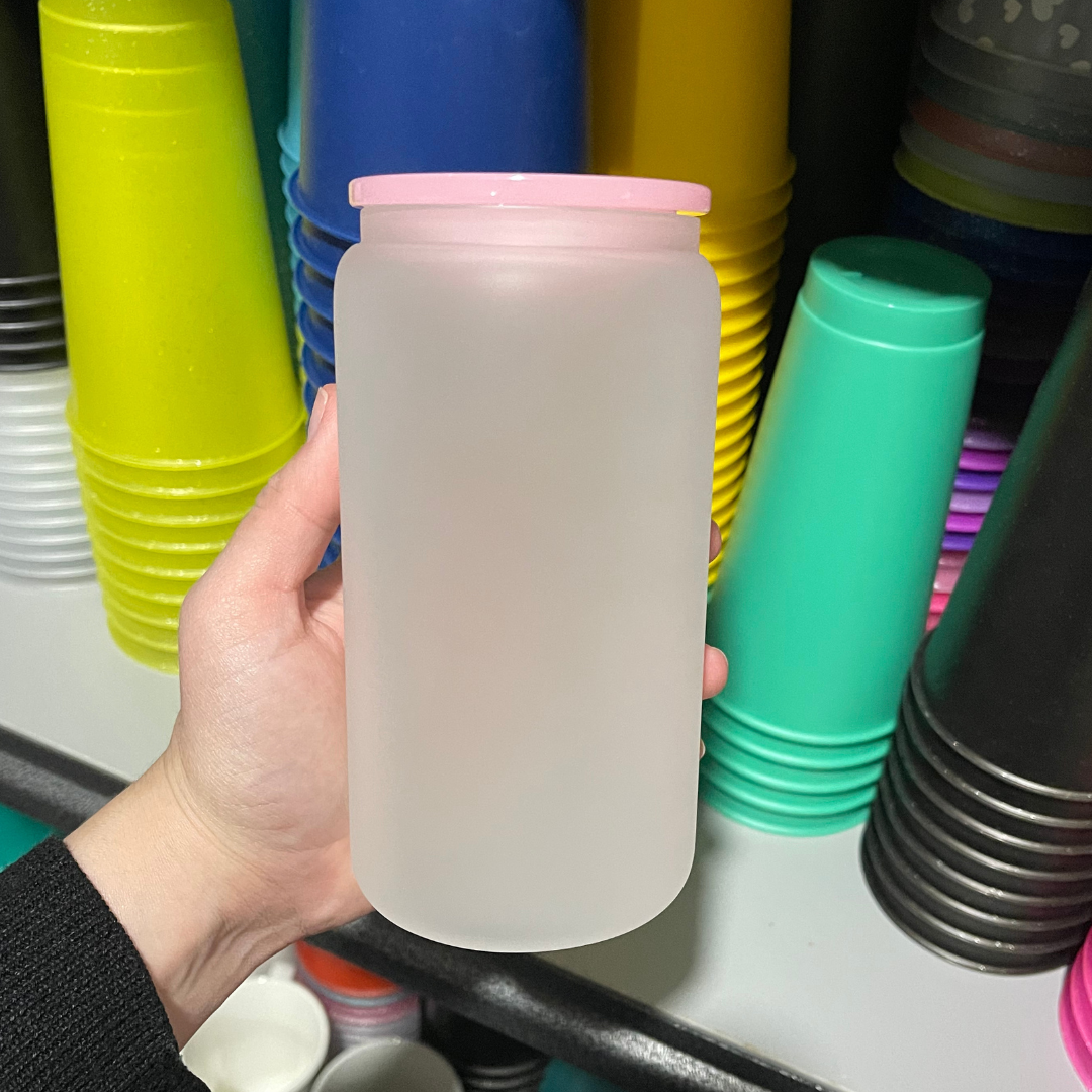 One Stop Cups – Engroshandel Drikkeglas/kop – 16 oz frostede glasdåser med farverige låg2