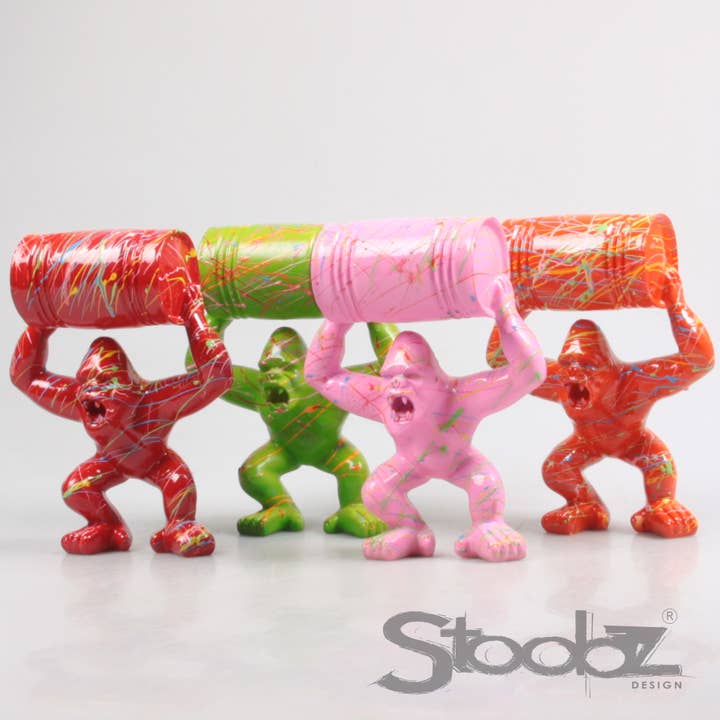Imhof & Stevens BV - Wholesale Decorative Figurine - GORILLA M/OIL CAN 4 ASS F/R/G/O SPRAY 21 CM STOOBZ DESIGN