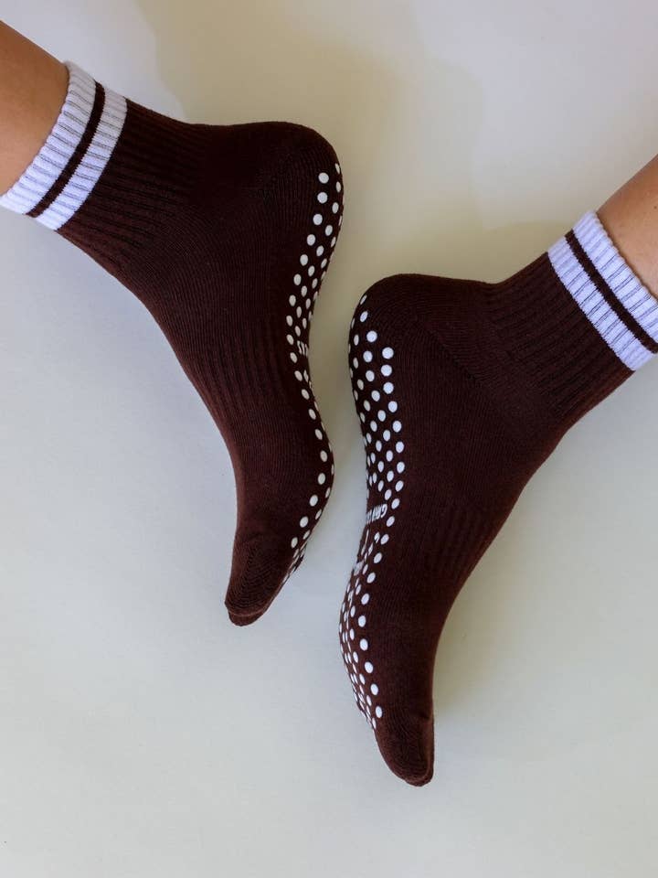 Les chaussettes à grip classiques courtes - Marron & Blanc pour la vente par California Grip Socks