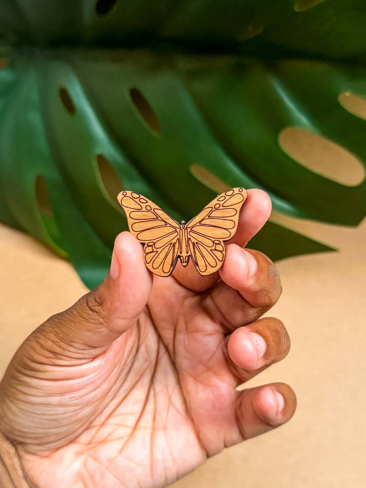 Trä fjärilstift för wholesale av The Independent Youth