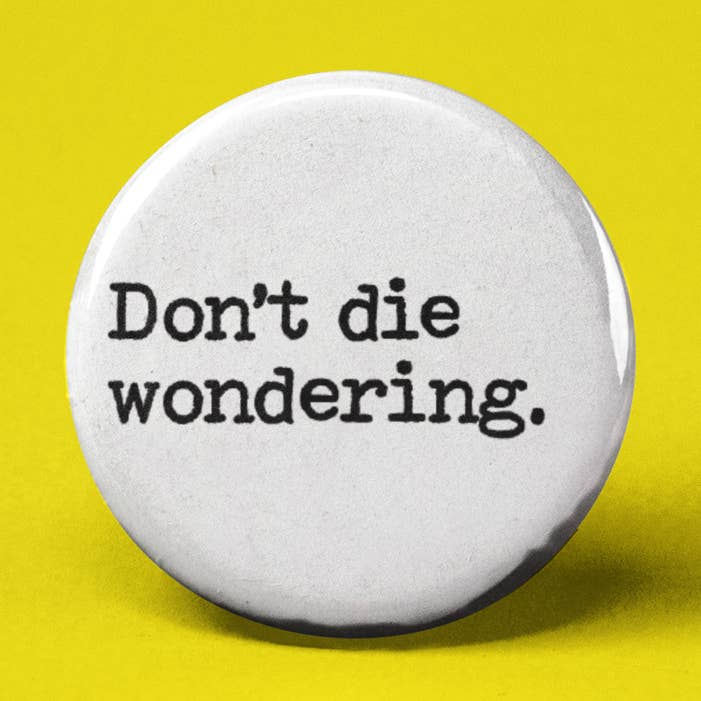 Må ikke dø undrende Pinback Button for engroshandel hos The Pin Pal Club