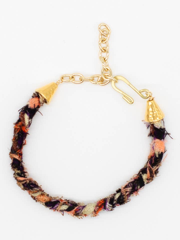 Bracelet en tissu tressé pour la vente par The Bead Project by TWOPU