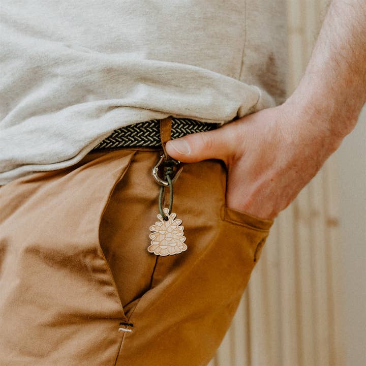 Wooden keychain - Pine cone for wholesale by Les Petites Hirondelles