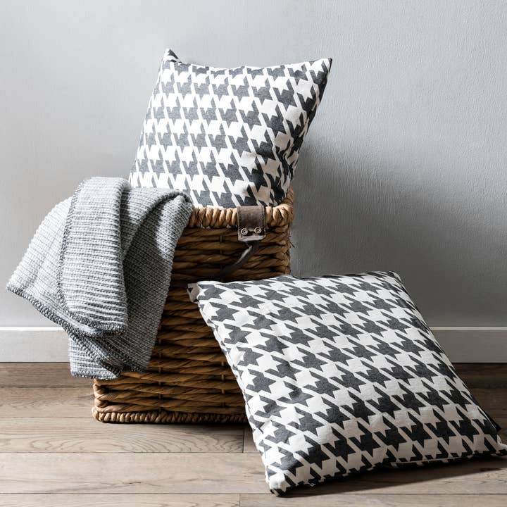 Housse de coussin WINDSOR BIRD (2 tailles, 3 couleurs) pour la vente par DONE.®