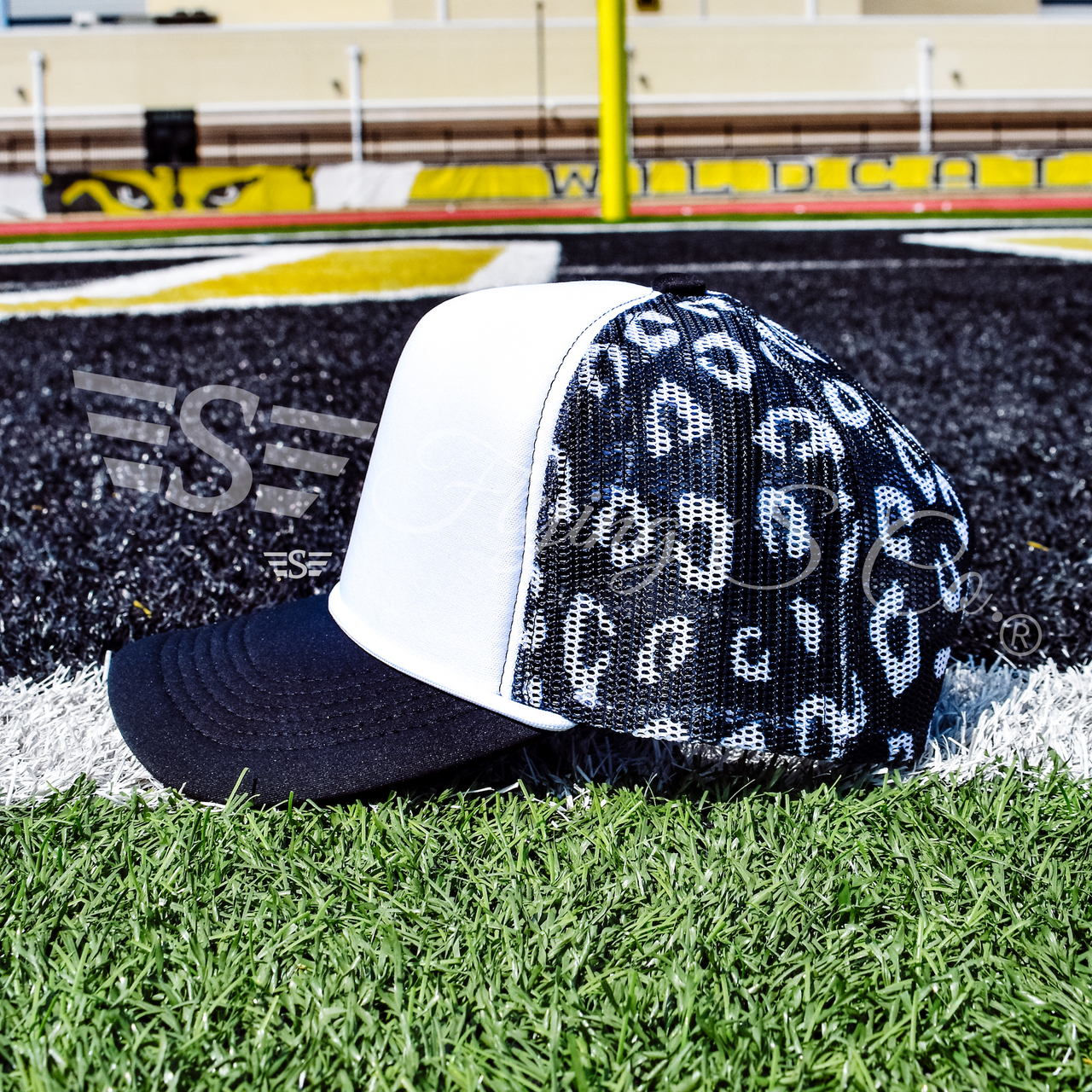 Flying S Company – Großhandel Basecap – Unisex – Weißer Front Leopard Magna Pony™ Mesh Foam Trucker Hut0